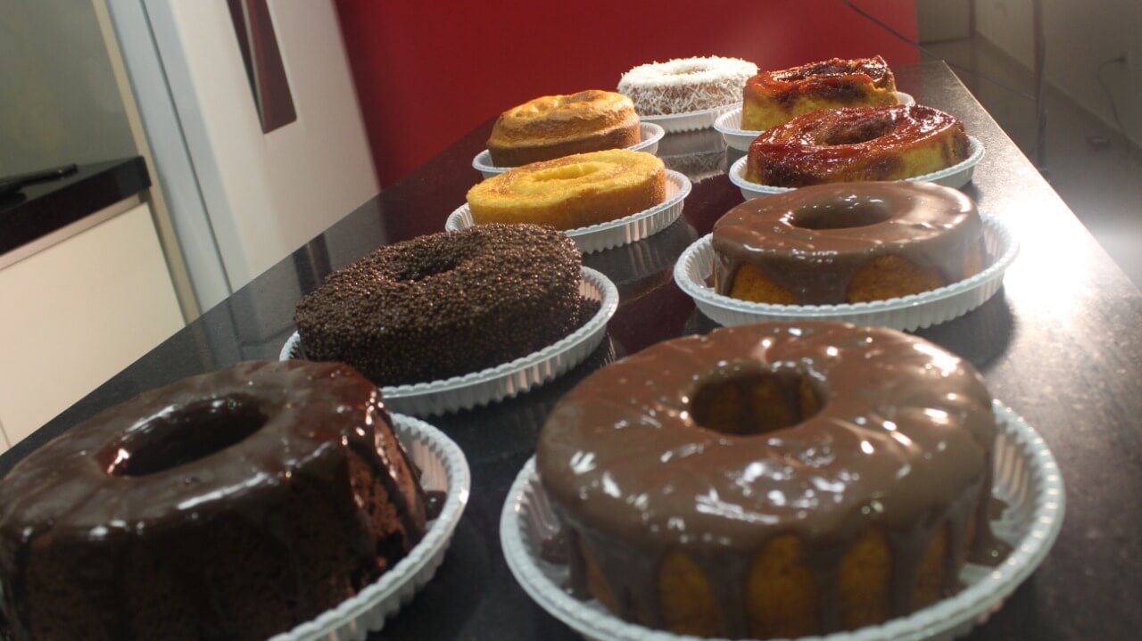 Como fazer bolo de chocolate?  Bolos e doces, Bolos caseiros, Fazer bolo  de chocolate